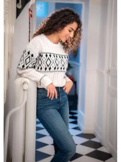 Pull blanc uni avec une coupe droite à col rond et des manches longues