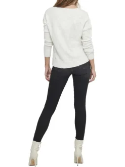 Pull blanc uni avec une coupe droite et des manches longues