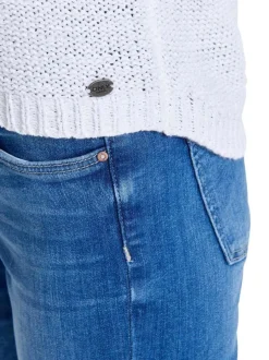 Pull blanc uni coupe droite avec un col rond et des manches longues