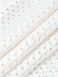 Pull blanc uni en maille ajourée avec une coupe droite et un col rond