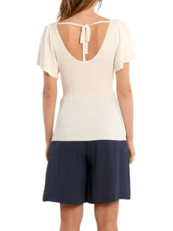 Pull blanc uni pourvu de manches courtes et d'une coupe ajustée
