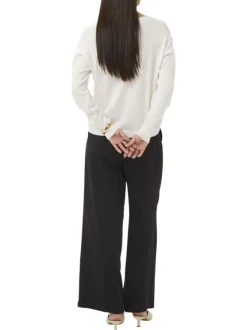 Pull blanc uni pourvu d'une coupe droite et de manches longues