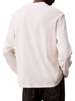 Pull blanc uni texturé avec un petit patch brodé et à col rond
