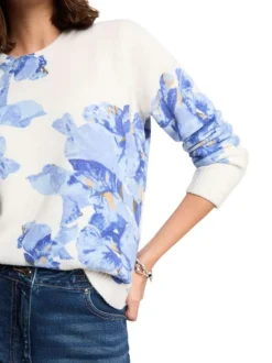 Pull bleu ciel imprimé floral avec une coupe droite et un col rond