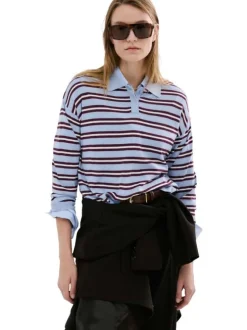 Pull bleu ciel à rayures avec une coupe droite et des manches longues