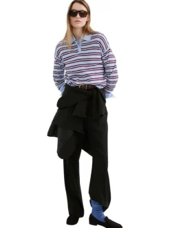 Pull bleu ciel à rayures avec une coupe droite et des manches longues