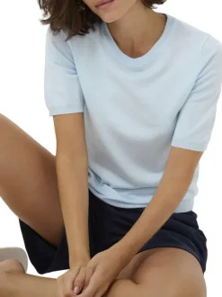 Pull bleu ciel uni pourvu d'une coupe ajustée et de manches courtes