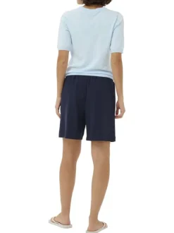 Pull bleu ciel uni pourvu d'une coupe ajustée et de manches courtes