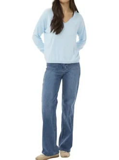 Pull bleu ciel uni pourvu d'une coupe droite et de manches longues
