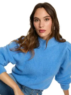 Pull bleu en maille côtelée à coupe droite avec un col montant