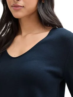 Pull bleu marine uni avec une coupe ajustée et un col v arrondi
