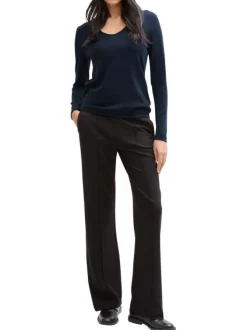 Pull bleu marine uni avec une coupe ajustée et un col v arrondi