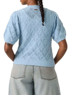 Pull bleu pourvu d'un col rond festonné et d'une fermeture boutonnée