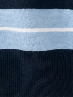 Pull bleu à rayures blanches avec une coupe droite et des manches longues