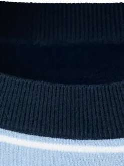Pull bleu à rayures blanches avec une coupe droite et des manches longues