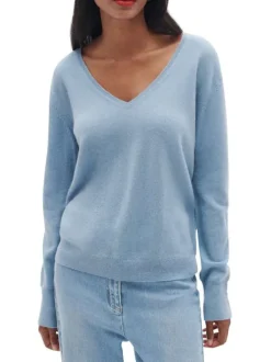 Pull bleu uni avec une coupe droite un col v et à manches longues