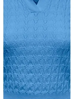 Pull bleu uni en maille structurée avec une coupe droite et un col v à revers