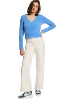 Pull bleu uni orné de poils courts avec un col v et des manches longues