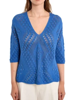 Pull bleu uni pourvu de manches longues et d'une coupe droite