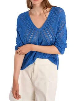 Pull bleu uni pourvu de manches longues et d'une coupe droite