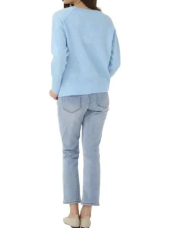Pull bleu uni pourvu d'une coupe ajustée et de manches longues