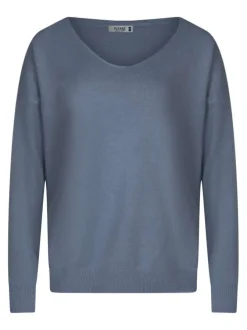 Pull bleu uni pourvu d'une coupe droite et de manches longues