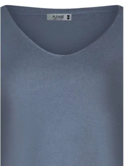 Pull bleu uni pourvu d'une coupe droite et de manches longues