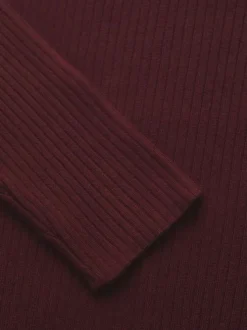 Pull bordeaux côtelé avec une coupe près du corps et un col rond