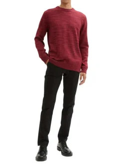 Pull bordeaux uni avec un col rond à coupe droite et un patch d'authenticité