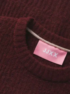 Pull bordeaux uni en maille avec une coupe oversize et un col rond