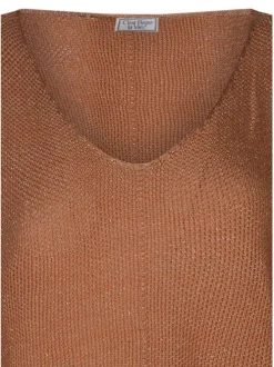 Pull brique uni pourvu d'une coupe droite et des manches longues