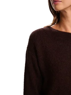 Pull brun en maille tricotée pourvu d'un col rond et de manches longues
