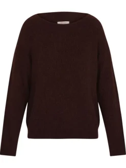 Pull brun en maille tricotée pourvu d'un col rond et de manches longues