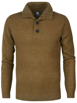 Pull brun uni coupe droite avec un col boutonné et 4 boutons pour la fermeture