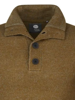 Pull brun uni coupe droite avec un col boutonné et 4 boutons pour la fermeture
