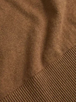 Pull camel en maille fine à coupe ajustée avec col roulé et manches longues