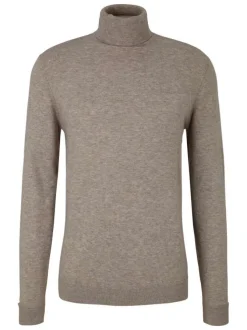 Pull camel uni coupe droite avec un col roulé et le logo de la marque brodé sur la hanche