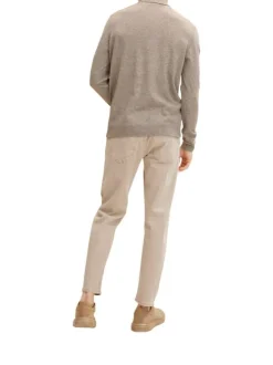 Pull camel uni coupe droite avec un col roulé et le logo de la marque brodé sur la hanche