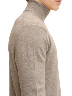 Pull camel uni coupe droite avec un col roulé et le logo de la marque brodé sur la hanche
