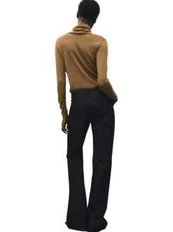 Pull camel uni coupe droite pourvu d'un col montant et de manches longues