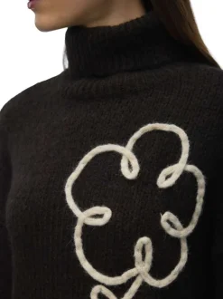 Pull chocolat orné d'un motif floral avec un col roulé côtelé