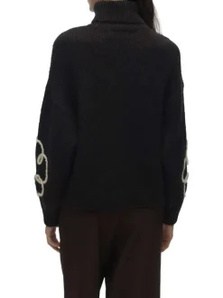 Pull chocolat orné d'un motif floral avec un col roulé côtelé