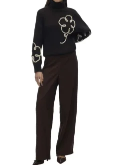 Pull chocolat orné d'un motif floral avec un col roulé côtelé