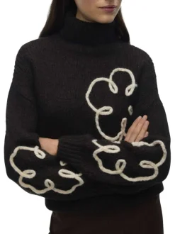 Pull chocolat orné d'un motif floral avec un col roulé côtelé