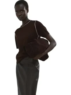 Pull chocolat uni avec une coupe droite et des manches courtes