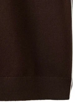 Pull chocolat uni avec une coupe droite et des manches courtes