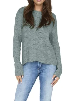 Pull ciel uni avec une coupe droite à col rond et des manches longues