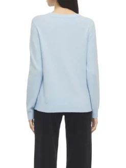 Pull ciel uni avec une coupe droite et un col rond en bord-côte