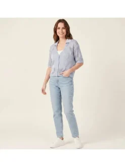 Pull ciel uni pourvu de manches courtes et d'une coupe ajustée