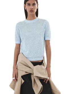 Pull ciel uni pourvu d'une coupe droite et de manches courtes